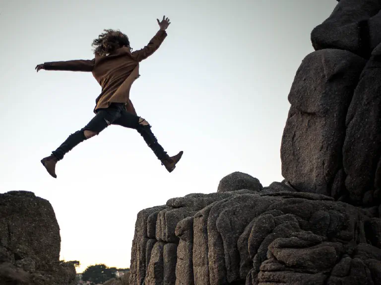 images/blog/menina-saltando-entre-pedras-superando-o-medo-de-altura.jpg